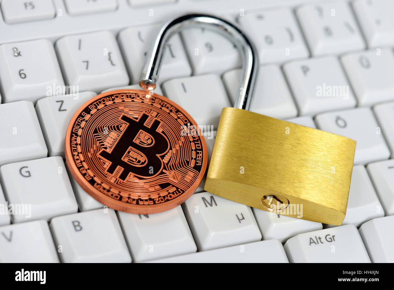 Coin avec signe Bitcoin et ouvrir le château à clavier de l'ordinateur, l'utilisation de l'Bitcoin-Bezahlsystems de criminels, Bitcoin-Zeichen Muenze mit und offenes Sch Banque D'Images