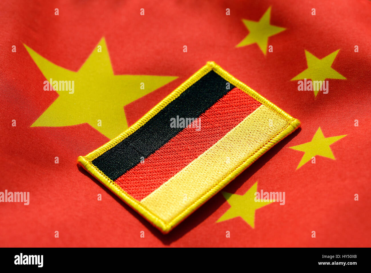 Drapeau Allemagne drapeau sur la Chine, les relations économiques entre l'Allemagne et la Chine, Deutschlandfahne China-Fahne Wirtschaftsbeziehungen auf, zwischen Deuts Banque D'Images