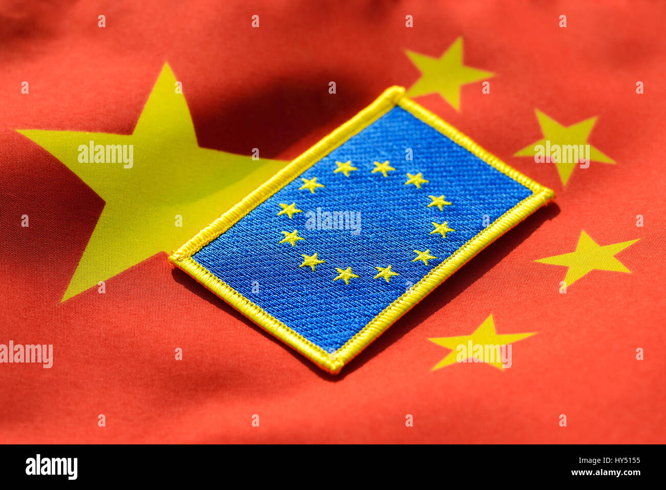 Drapeau de l'UE sur la Chine drapeau, les relations économiques entre l'Europe et la Chine, UE-Fahne auf, China-Fahne Wirtschaftsbeziehungen zwischen Europa und Chine Banque D'Images