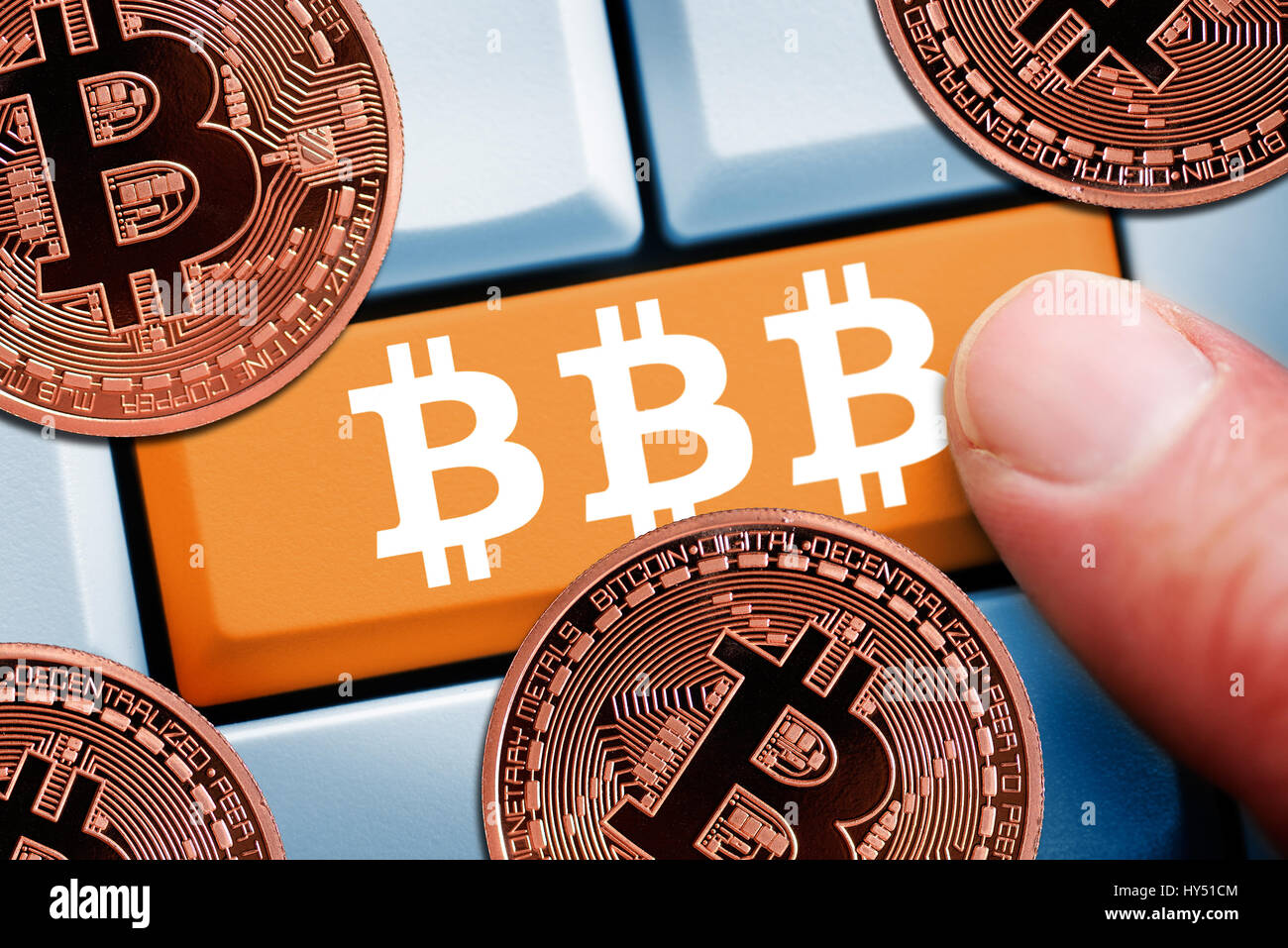 Clé de l'ordinateur avec des symboles Bitcoin symbolique, Bitcoin-Internet Computertaste photo monnaie, Bitcoin-Symbolen Symbolfoto Bitcoin-Internetwaehrung, mit Banque D'Images