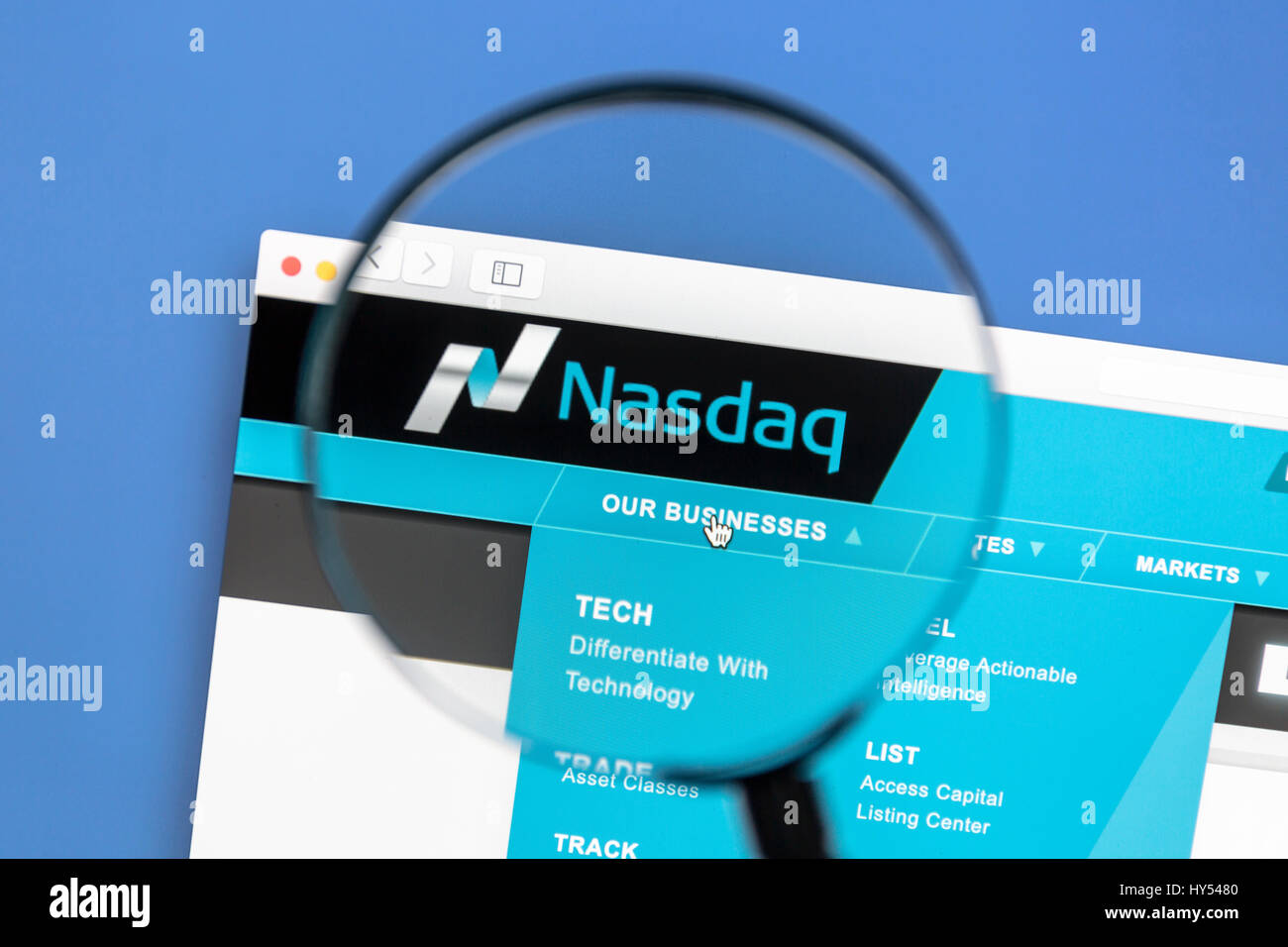 Nasdaq Stock Market site web sous une loupe. Nasdaq est un American Stock Exchange. Banque D'Images