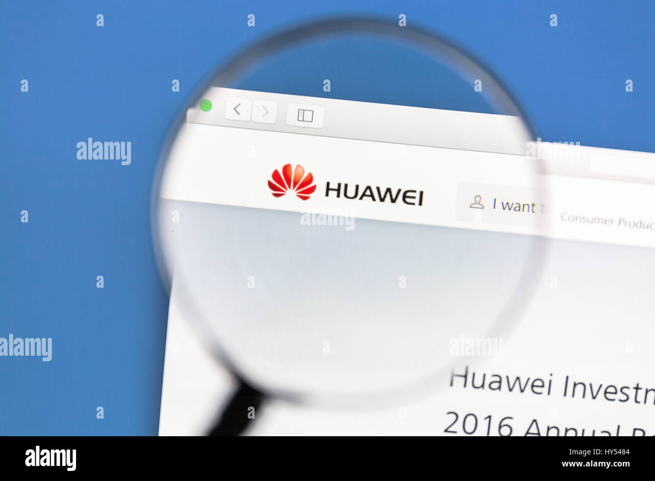 Site web de Huawei Huawei sous une loupe est une multinationale chinoise la mise en réseau et de services. Banque D'Images