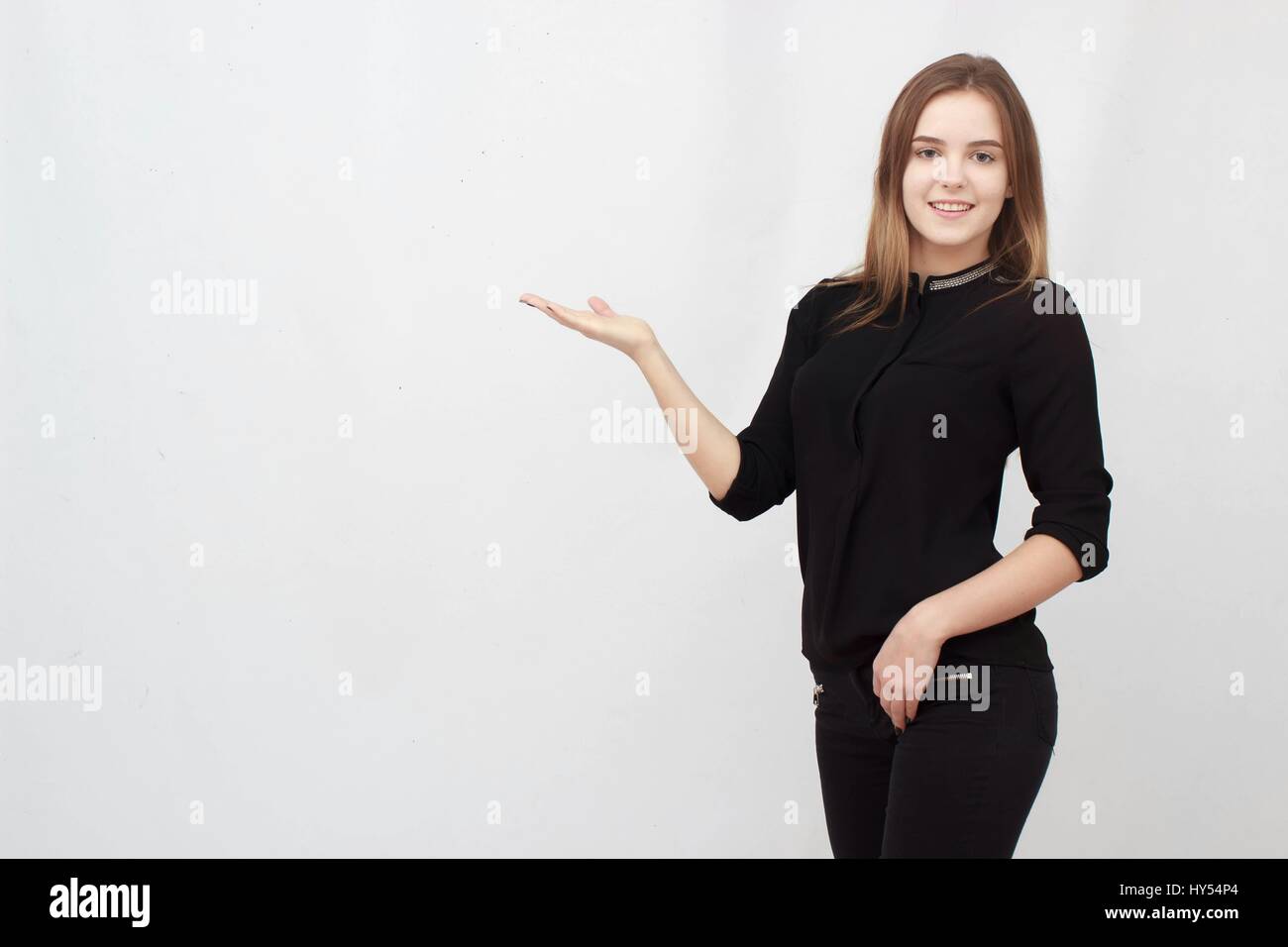Smiling woman showing main ouverte palm avec copie espace pour le produit ou le texte Banque D'Images