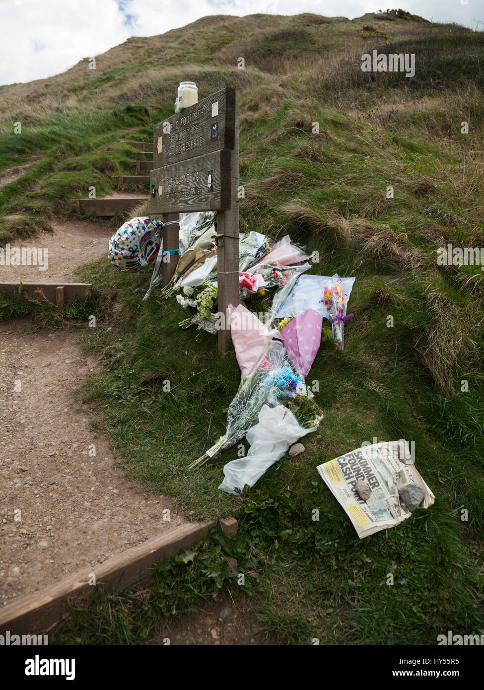 Tributs floraux etc. gauche au pied de Huntcliff à Saltburn,en mémoire des deux garçons qui sont tombés à leur mort, le 24 mars 2017 Banque D'Images