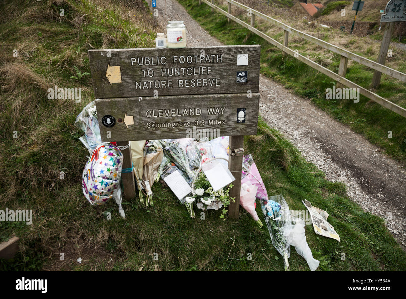 Tributs floraux etc. gauche au pied de Huntcliff à Saltburn,en mémoire des deux garçons qui sont tombés à leur mort, le 24 mars 2017 Banque D'Images