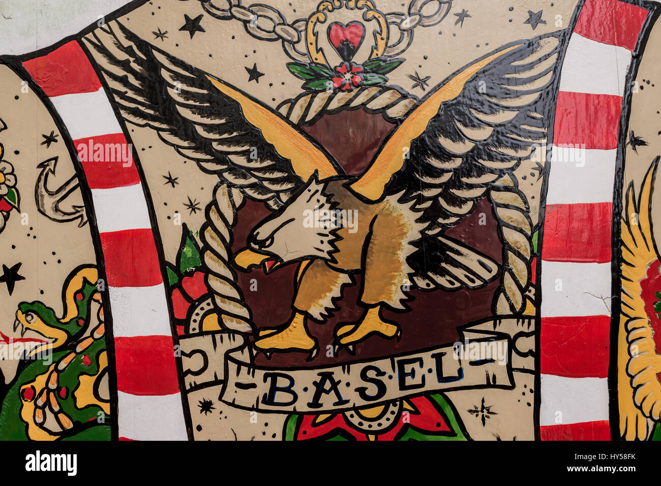 Décoration de style tatouage sur panneau de bois en face du salon de tatouage montrant American Eagle avec le nom de Bâle écrites ci-dessous Banque D'Images