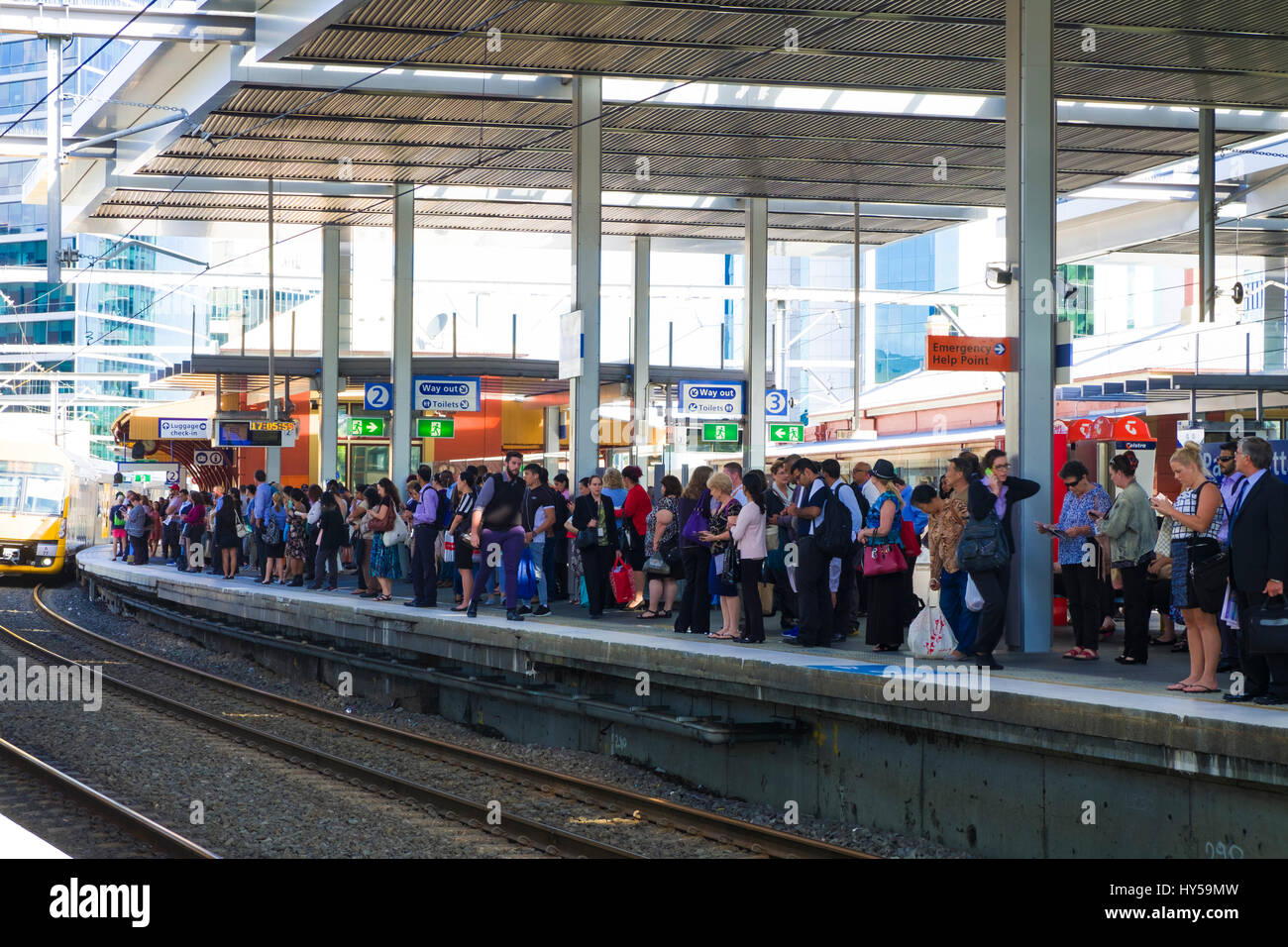 Les usagers du rail : plate-forme d'attente bondée à Parramatta, Sydney, Australie. L'heure de pointe, la foule. De retour à la maison work.Commuting. De nombreux navetteurs Banque D'Images