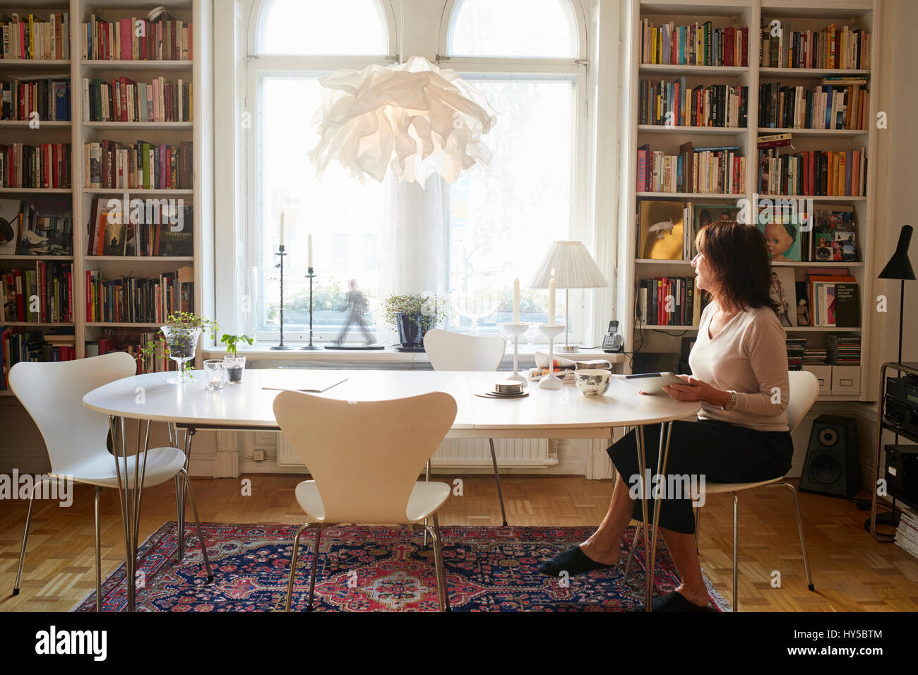 La Suède, femme assise seule à la table Banque D'Images