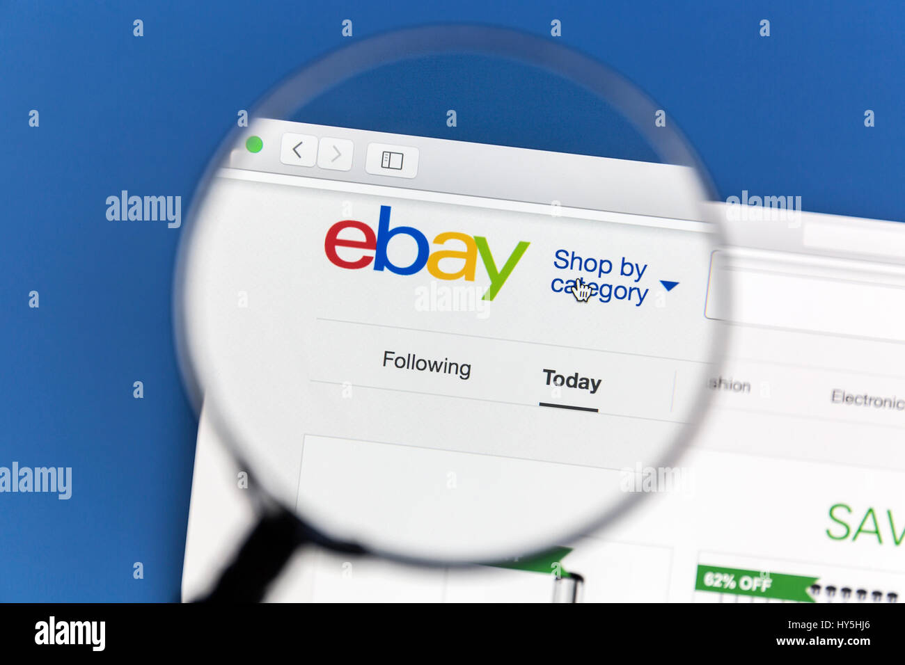 Site web Ebay sous une loupe eBay est une société multinationale américaine et l'entreprise de commerce électronique Banque D'Images