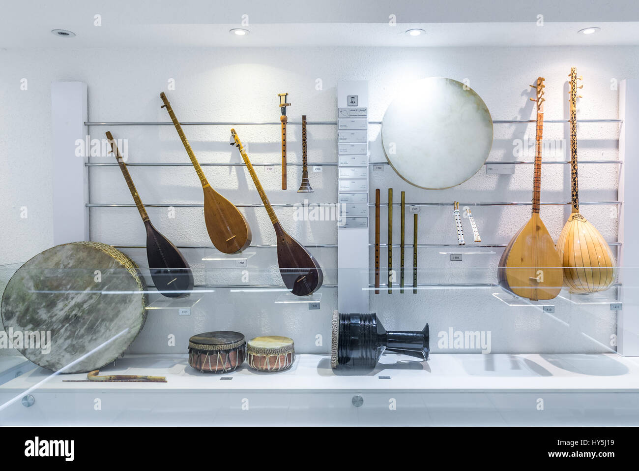 Instruments traditionnels - Tanbor, Sorna, Daf et Narmeh-nay à partir de la région du Kurdistan en musée de la musique, hommage aux traditions musicales de l'Iran à Isfahan, Banque D'Images