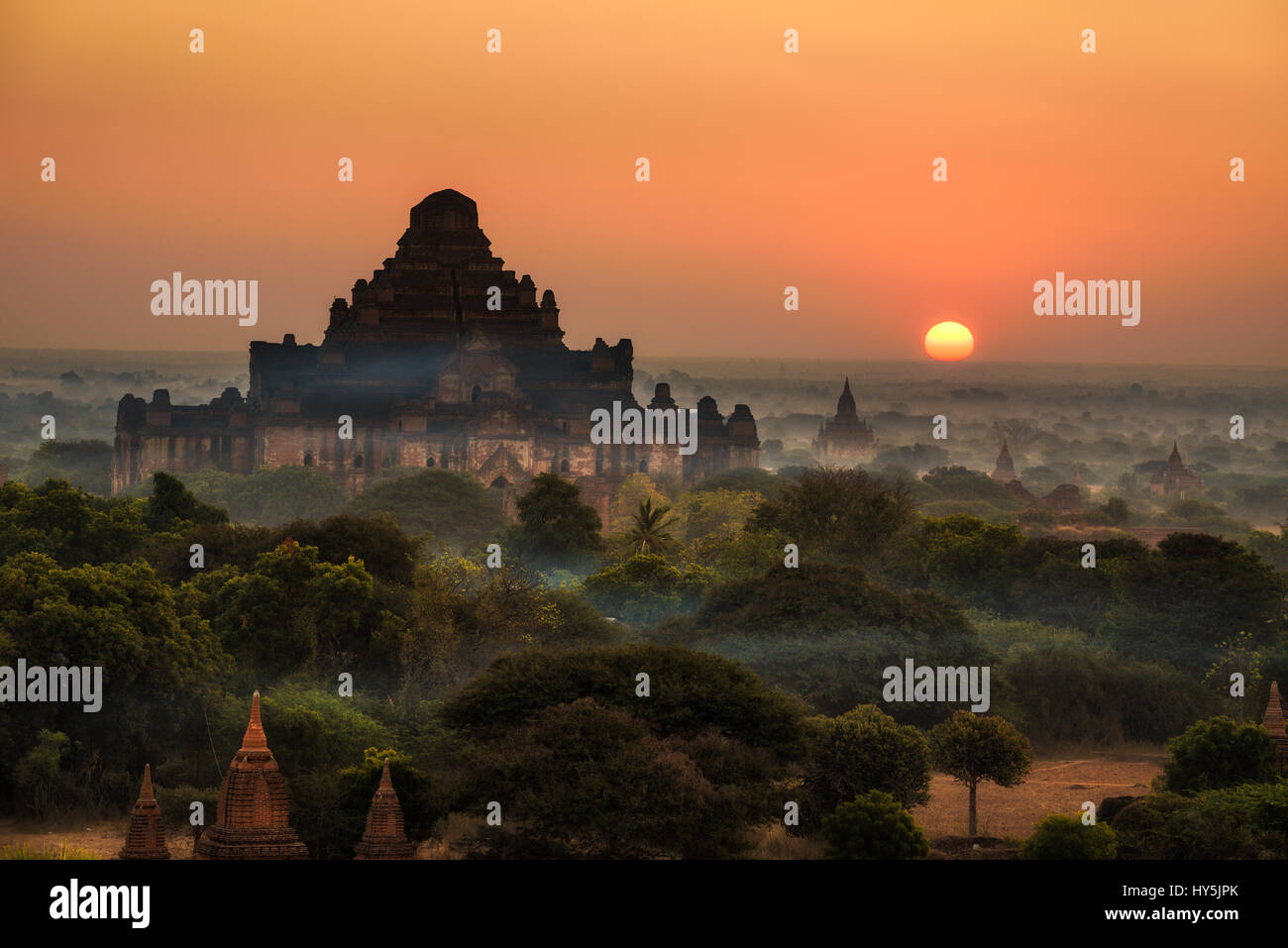 Scenic lever du soleil au-dessus de Bagan au Myanmar. Bagan est une ville ancienne avec des milliers de temples bouddhistes et stupas. Banque D'Images