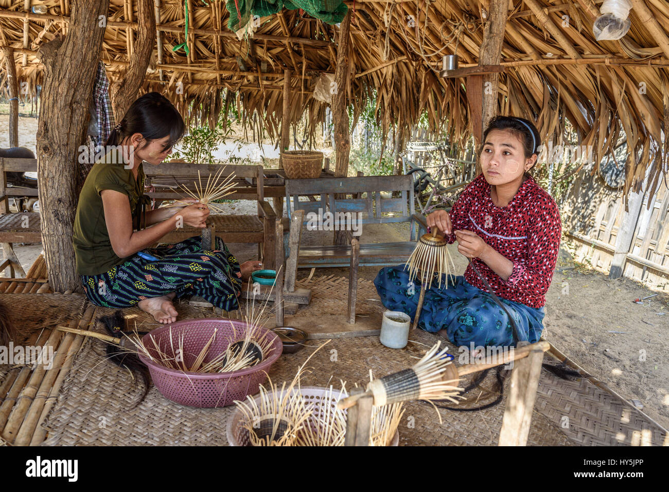 BAGAN, MYANMAR - 24 janvier 2016 : deux femmes birmanes des paniers à l'extérieur Banque D'Images