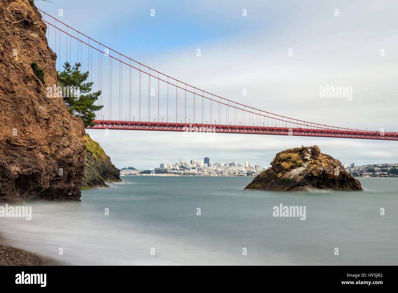 Golden Gate Bridge et le centre-ville de San Francisco. Longue exposition. Banque D'Images
