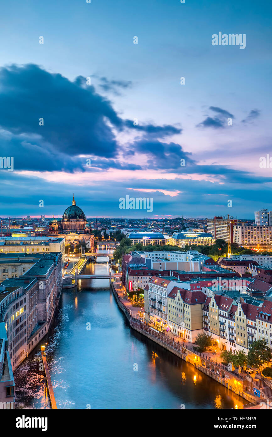 Vue sur la cathédrale de Berlin, Nikolai trimestre, Spree, Berlin-Mitte, Berlin, Allemagne Banque D'Images