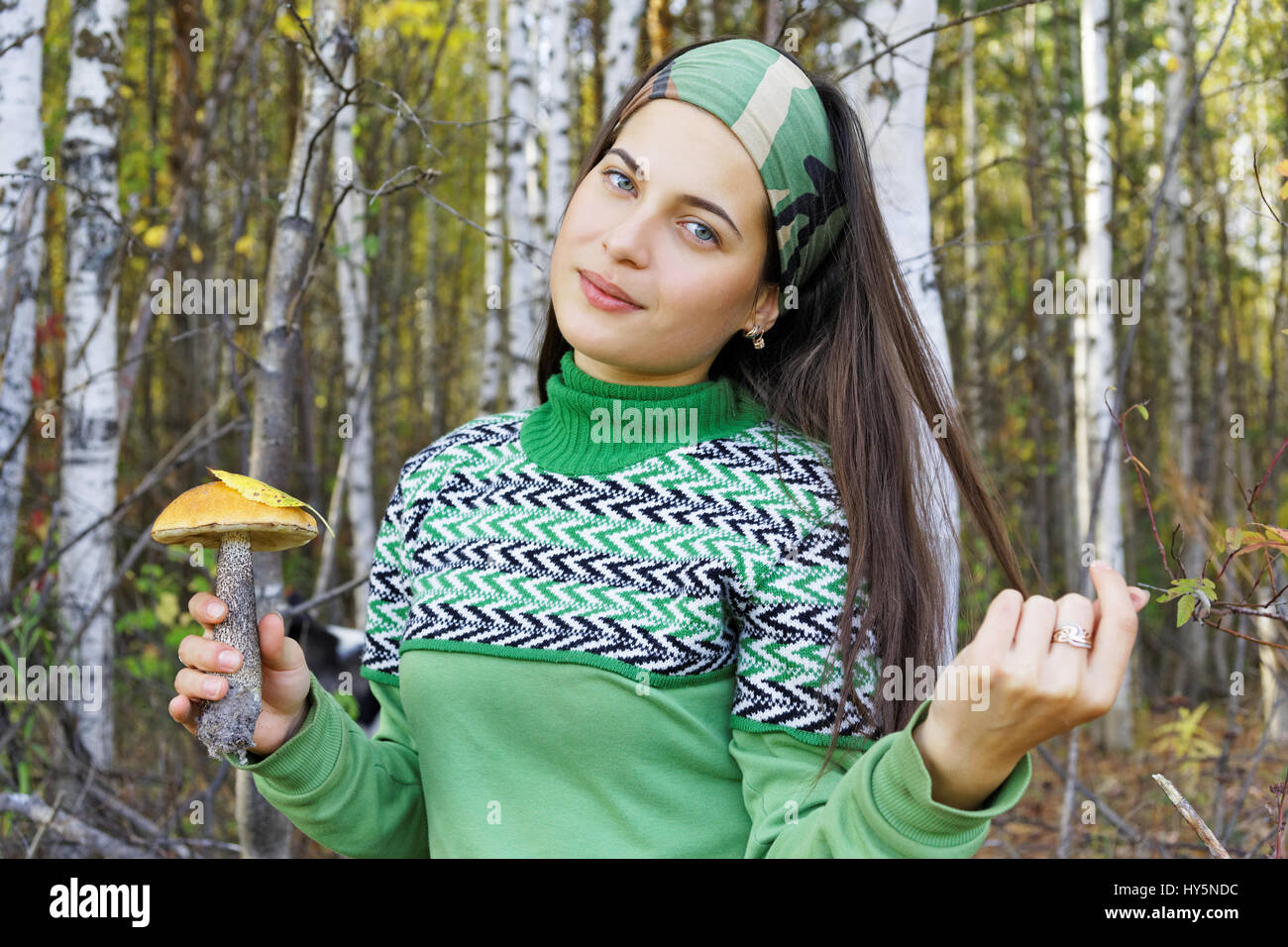 La jeune fille avec un champignon trouvé dans la forêt Banque D'Images