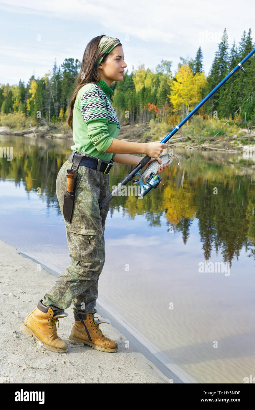 Belle fille à la pêche d'automne en Sibérie Banque D'Images