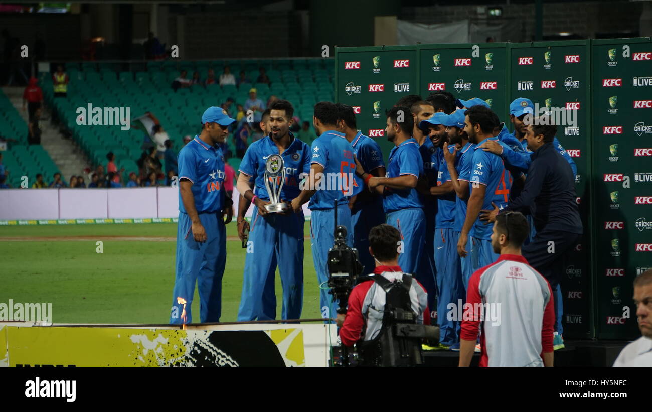 L'équipe de cricket indienne célébrant la victoire. L'équipe indienne de cricket a remporté le T20 série contre l'Australie à Sydney en Australie Banque D'Images