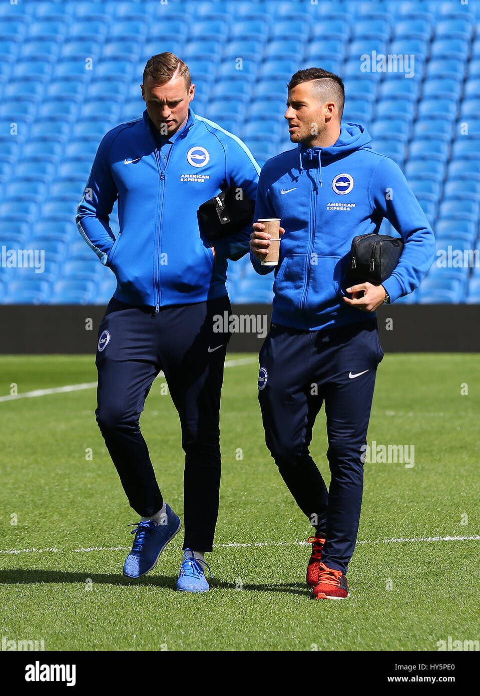 Brighton & Hove Albion gardien David Stockdale (à gauche) et Tomer Hemed arriver avant le match de championnat de pari Ciel au stade Amex, Brighton. Banque D'Images