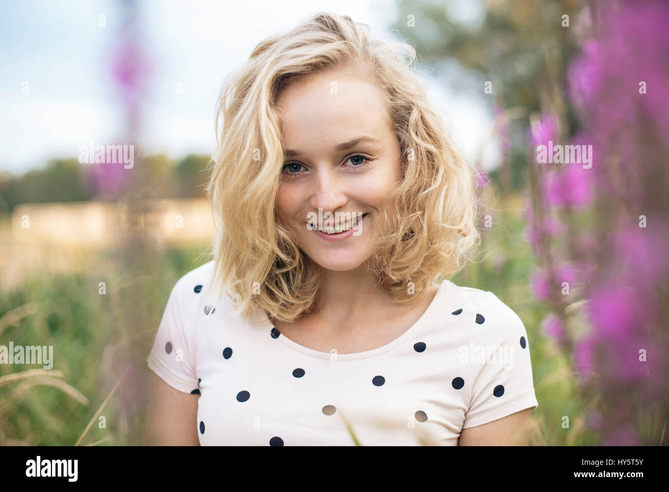 Portrait d'une jeune femme dans la nature Banque D'Images