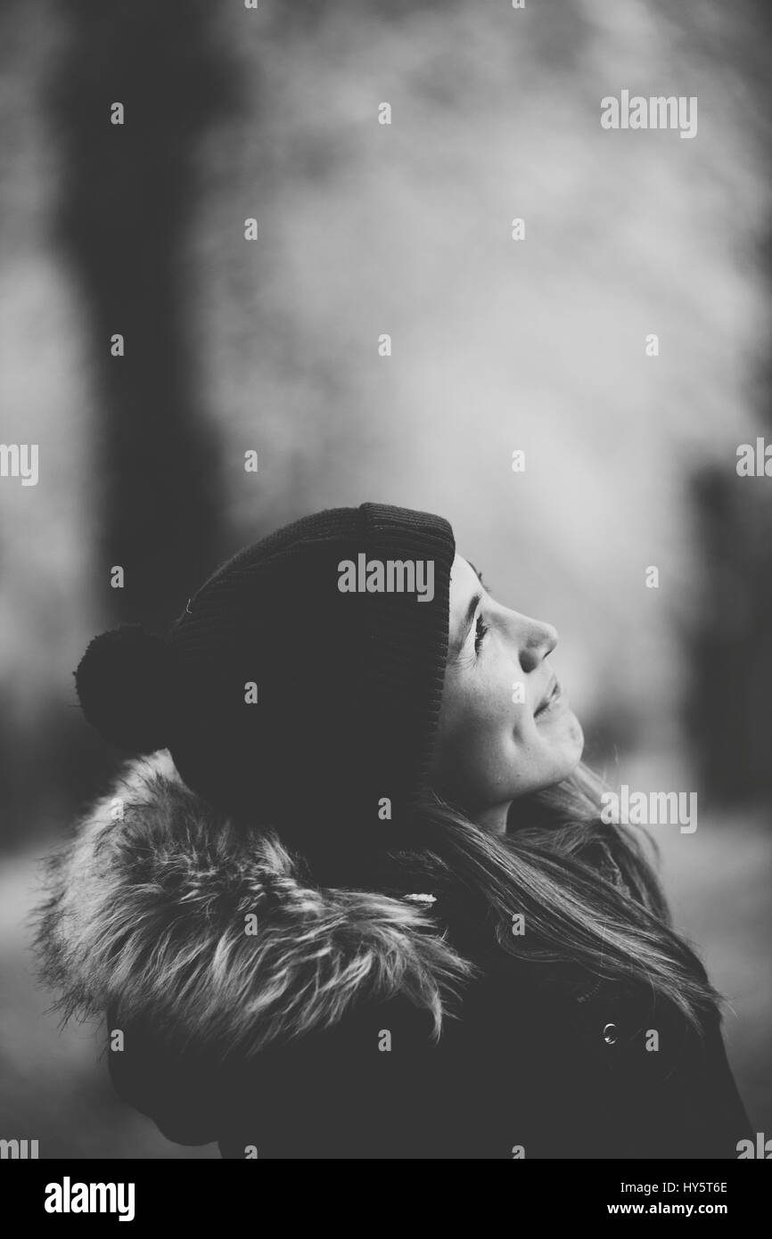 Young woman in autumn park à sourire dans l'air Banque D'Images