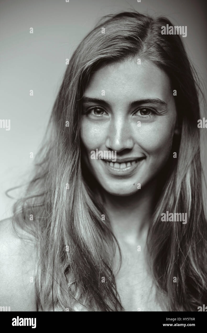 Young woman smiling at camera Banque D'Images