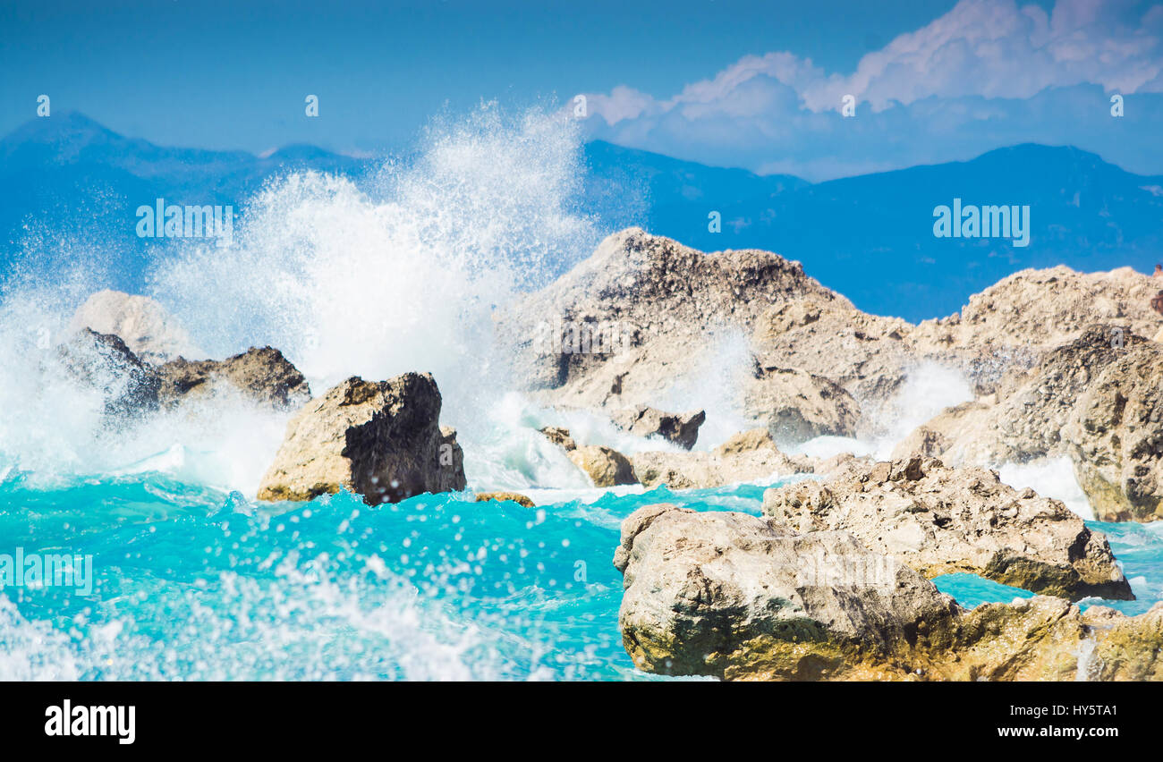 Broyage des vagues dans les rochers sur la plage de Leucade, Grèce Banque D'Images
