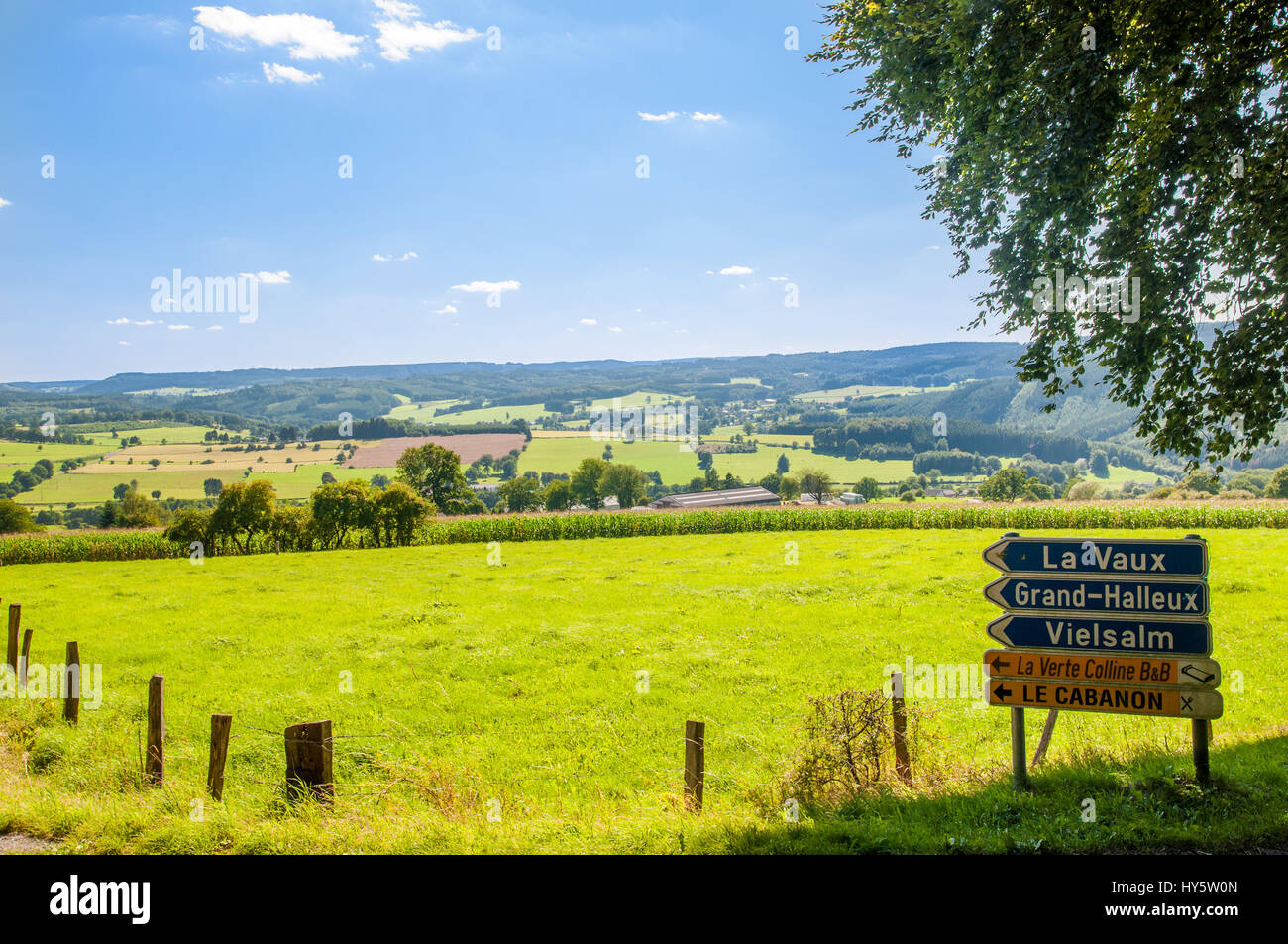 La signalisation routière dans les Ardennes par la Vaux - Belgique Banque D'Images