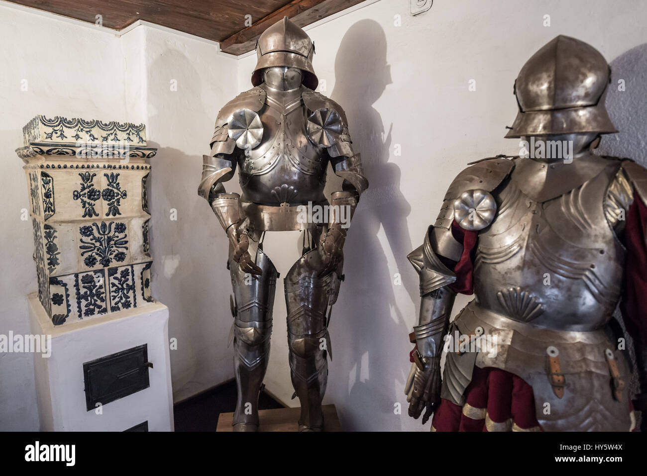 Armures chevaleresques pleine dans le château de Bran près de Bran, Roumanie, aussi appelé quartier "château de Dracula", accueil de personnage de Bram Stoker's Dracula" "roman Banque D'Images