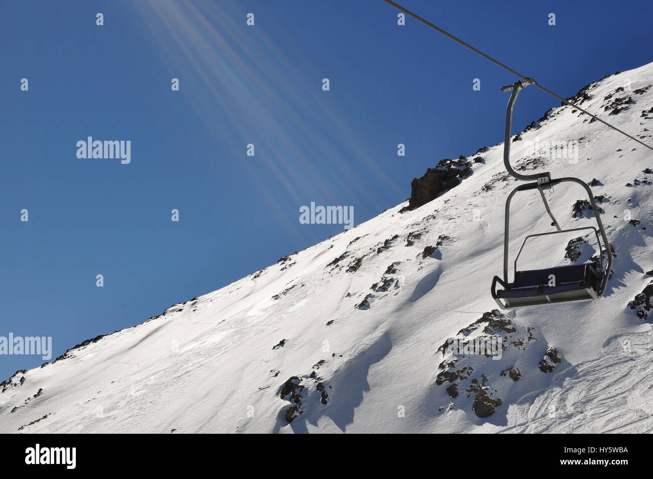 Télésiège vide avec rayon et la neige en arrière plan à l'Oukaimeden, Maroc Banque D'Images