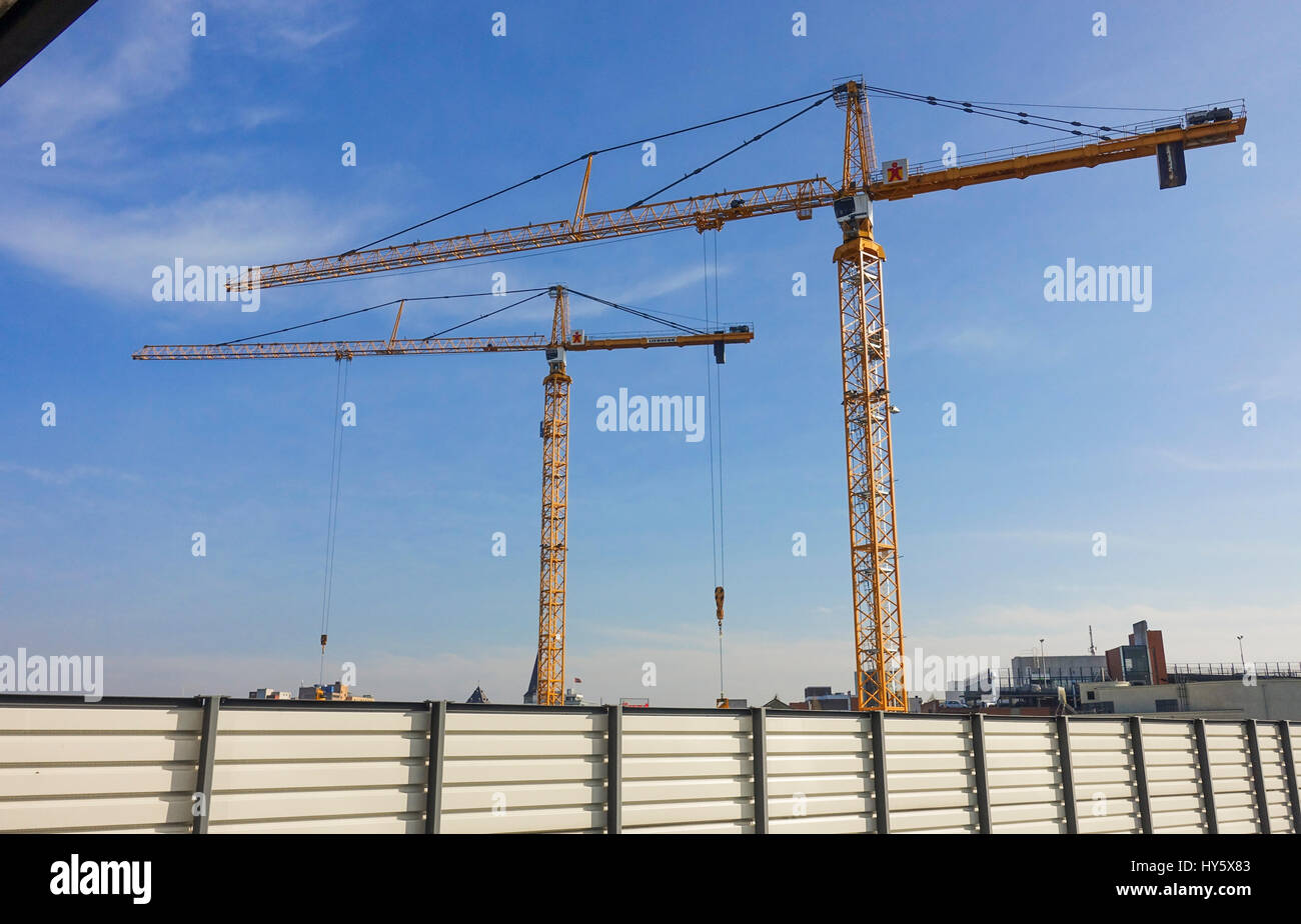 Grue Grues, au chantier à Heerlen, le remodelage de la nouvelle gare, Limbourg, Pays-Bas, Hollande. Banque D'Images