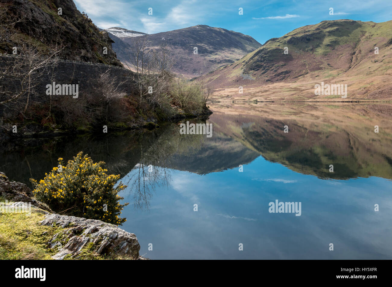 Crummock water, Lake District, Cumbria, avec reflets dans le lac et la neige sur les sommets des montagnes Banque D'Images