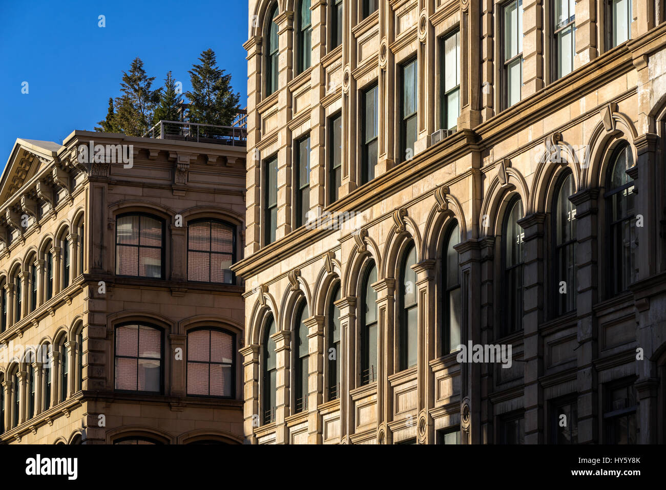 Façades typiques Soho avec l'ornementation et terrasses, Manhattan, New York City Banque D'Images