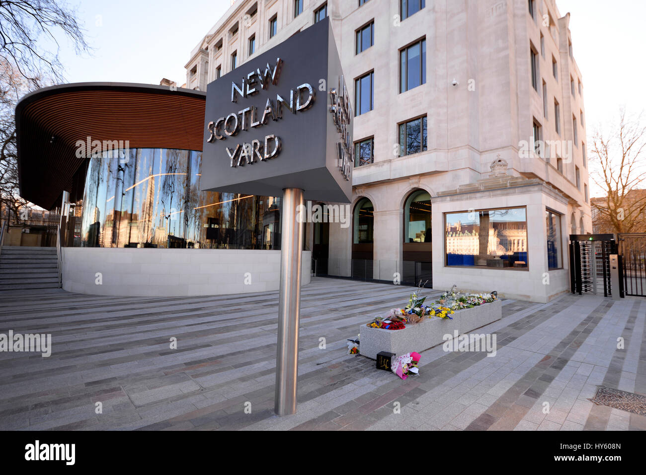 Hommages floraux devant New Scotland Yard, Londres, suite à l'action terroriste et à la mort du PC Keith Palmer Banque D'Images