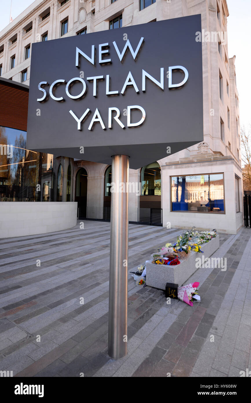 Hommages floraux devant New Scotland Yard, Londres, suite à l'action terroriste et à la mort du PC Keith Palmer Banque D'Images