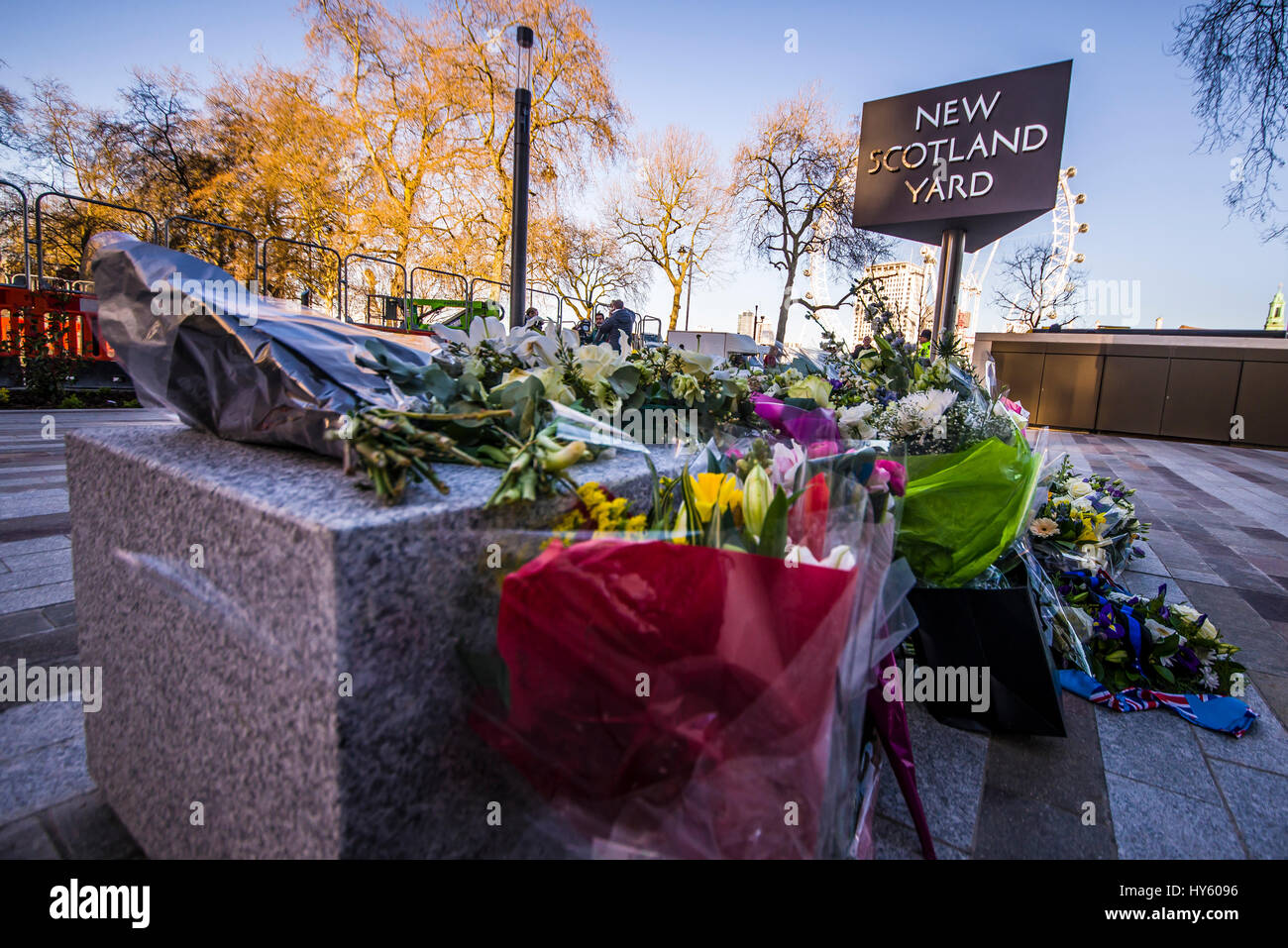 Hommages floraux devant New Scotland Yard, Londres, suite à l'action terroriste et à la mort du PC Keith Palmer Banque D'Images
