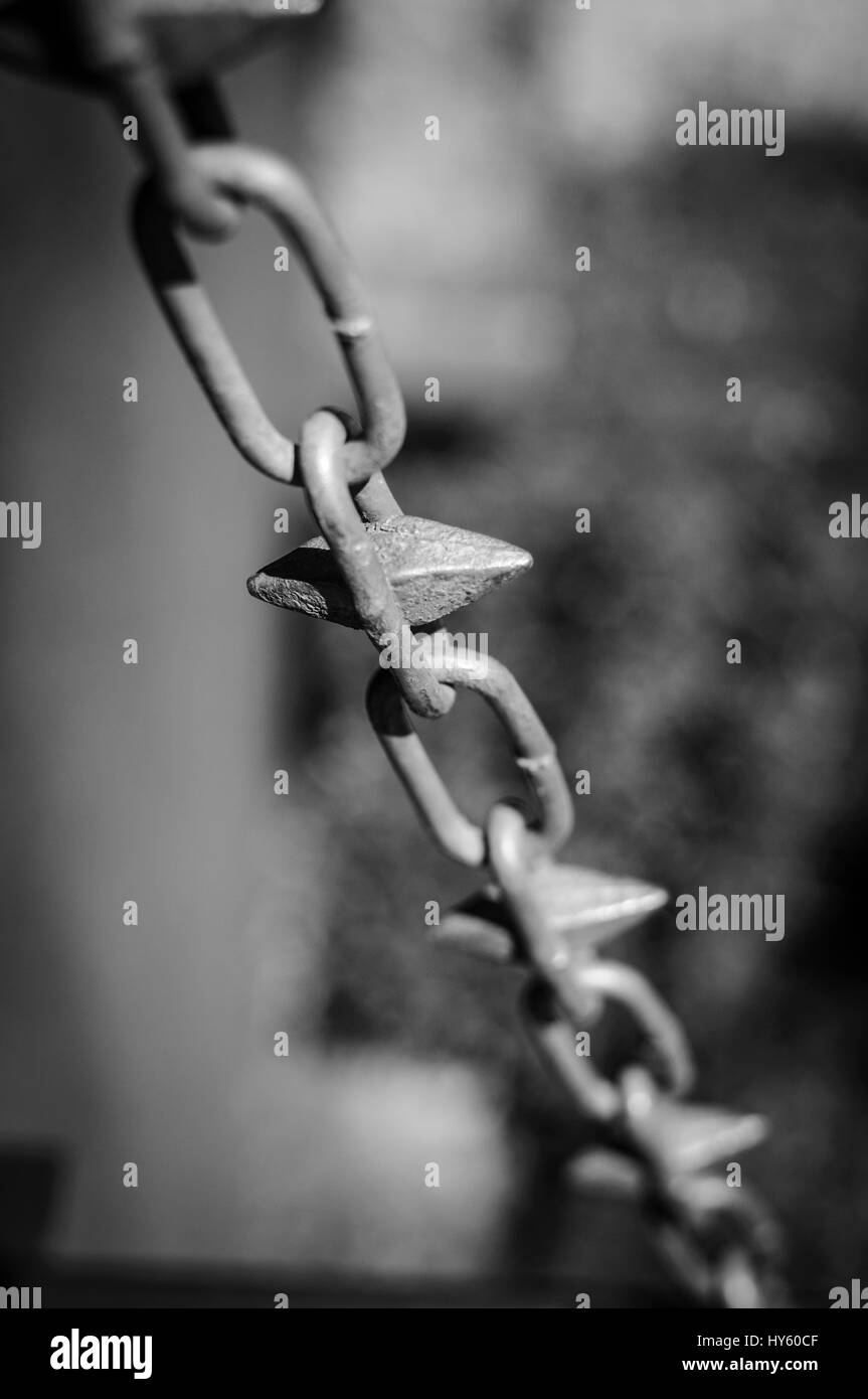 Oxford, Angleterre, Royaume-Uni 21 mars 2017. Une image en noir et blanc d'un grillage métallique avec crampons. Banque D'Images