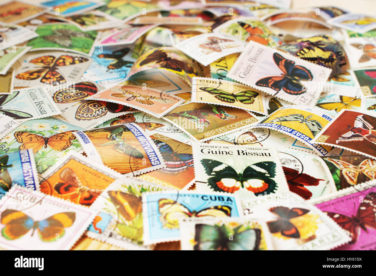 Collection de timbres-poste avec divers papillons Banque D'Images