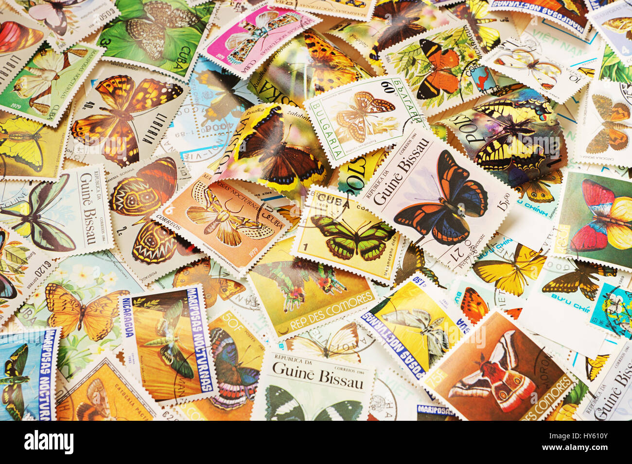 Collection de timbres-poste avec divers papillons Banque D'Images