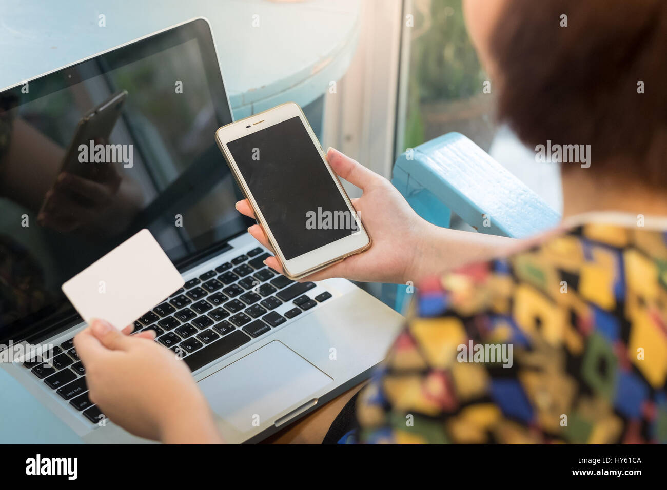 Woman holding smartphone et une carte de crédit pour faire des achats en ligne le paiement. E-commerce en utilisant internet et mobile concept Banque D'Images