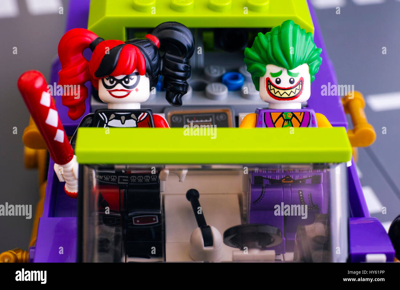 Tambov, Fédération de Russie - 11 Février 2017 Les Lego Joker et Harley Quinn figurines dans le fameux Joker Lowrider voiture. Vue de face. Sho Studio Banque D'Images