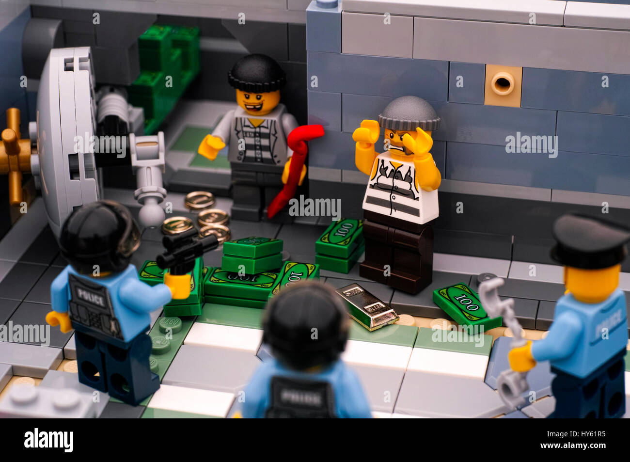 Tambov, Fédération de Russie - janvier 08, 2017 banque Lego cambriolage. Deux voleurs arrêtés par trois policemans après ils se porte de chambre forte de banque et tak Banque D'Images