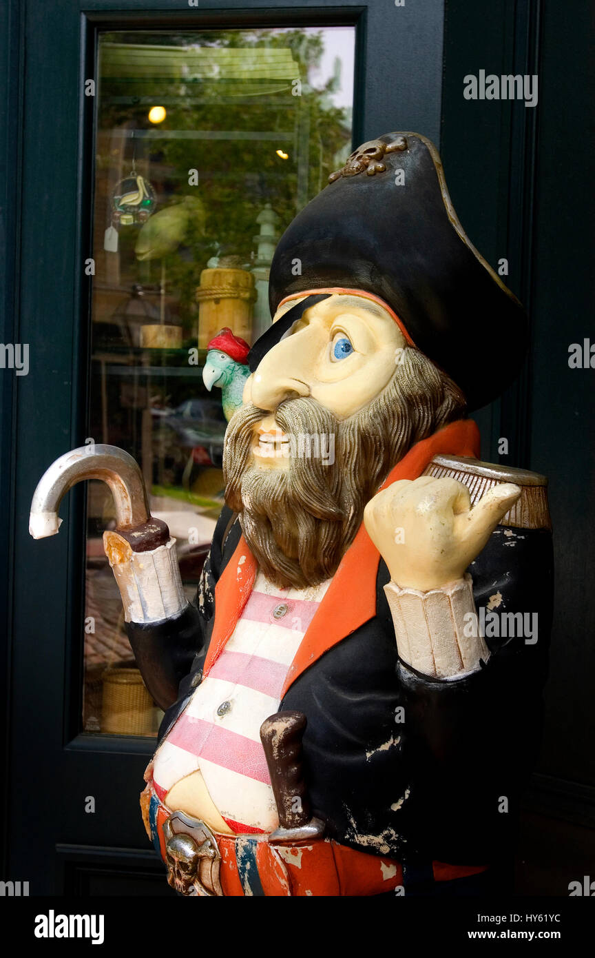 Un pirate décore la porte d'un magasin de New Bedford. New Bedford, Massachusetts Banque D'Images