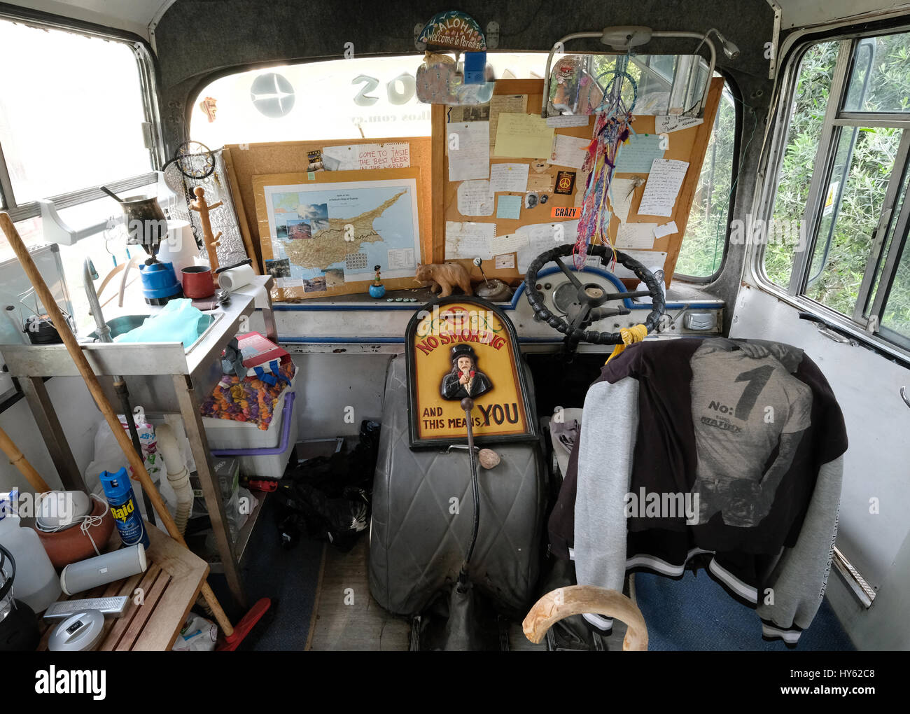 Backpacker Justine est d'un séjour dans un vieux bus à Paphos,Chypre. L'autobus a été fourni à titre gracieux par un jeune à surfers. table Chypriote Banque D'Images