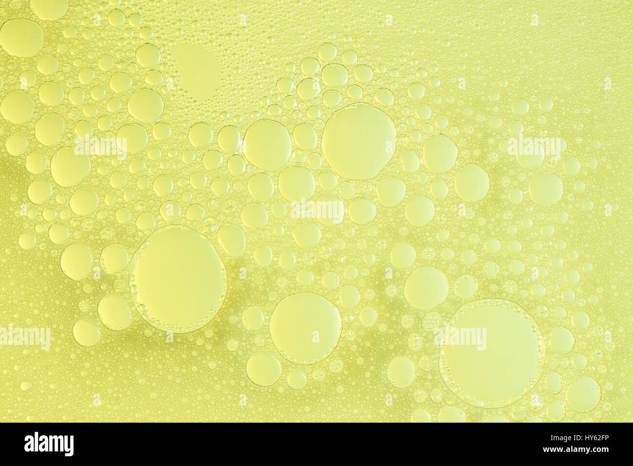 Abstarct bulles transparente sur la surface liquide jaune vif Banque D'Images