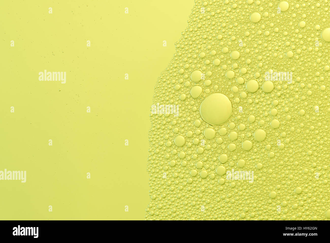 Résumé fond verre jaune vif avec des bulles Banque D'Images