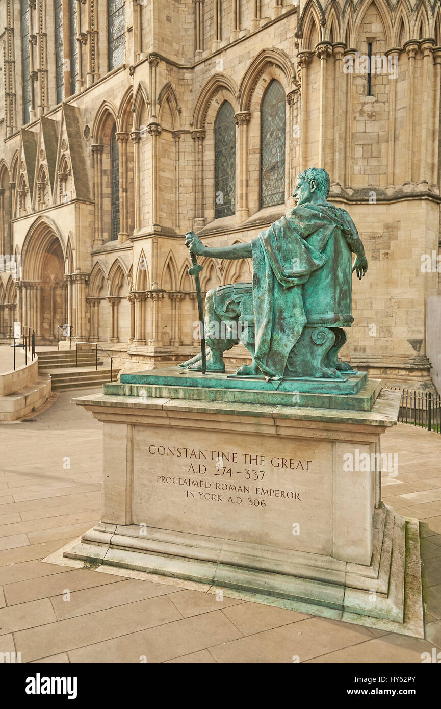 Statue de Constantin le Grand, empereur romain, à l'extérieur de la cathédrale de York Banque D'Images