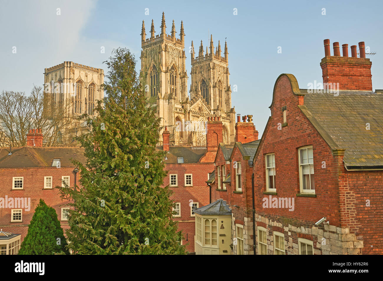 York, et la ville historique de York Minster domine les bâtiments dans le centre-ville. Banque D'Images