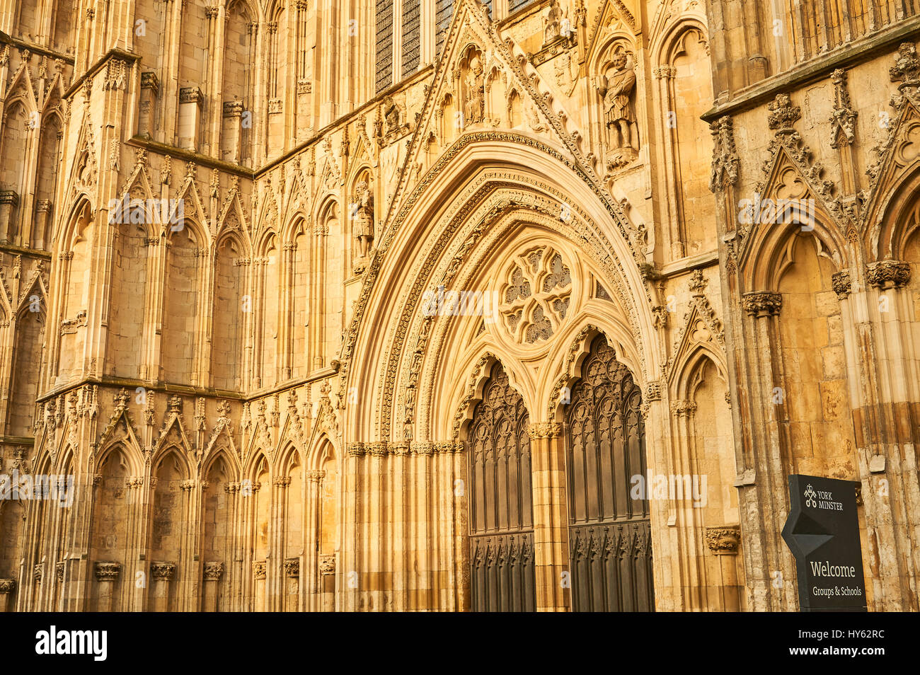 L'Ouest l'avant de la cathédrale de York dans le centre-ville historique. Banque D'Images