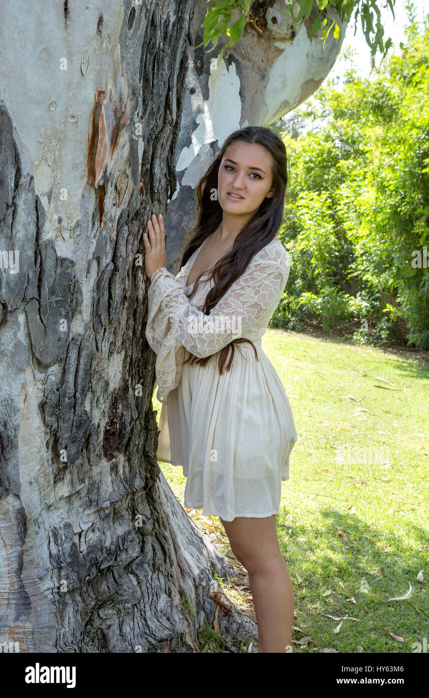 Jeune fille de dix-huit ans près d'un arbre, La Jolla, Californie Banque D'Images