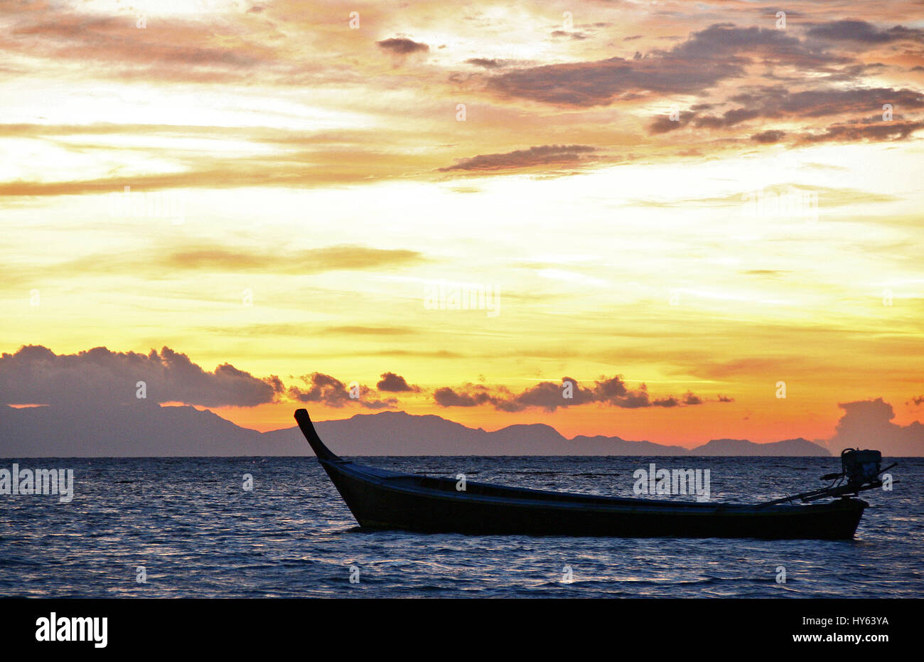Coucher Du Soleil Sur La Mer Avec Un Bateau à Krabi
